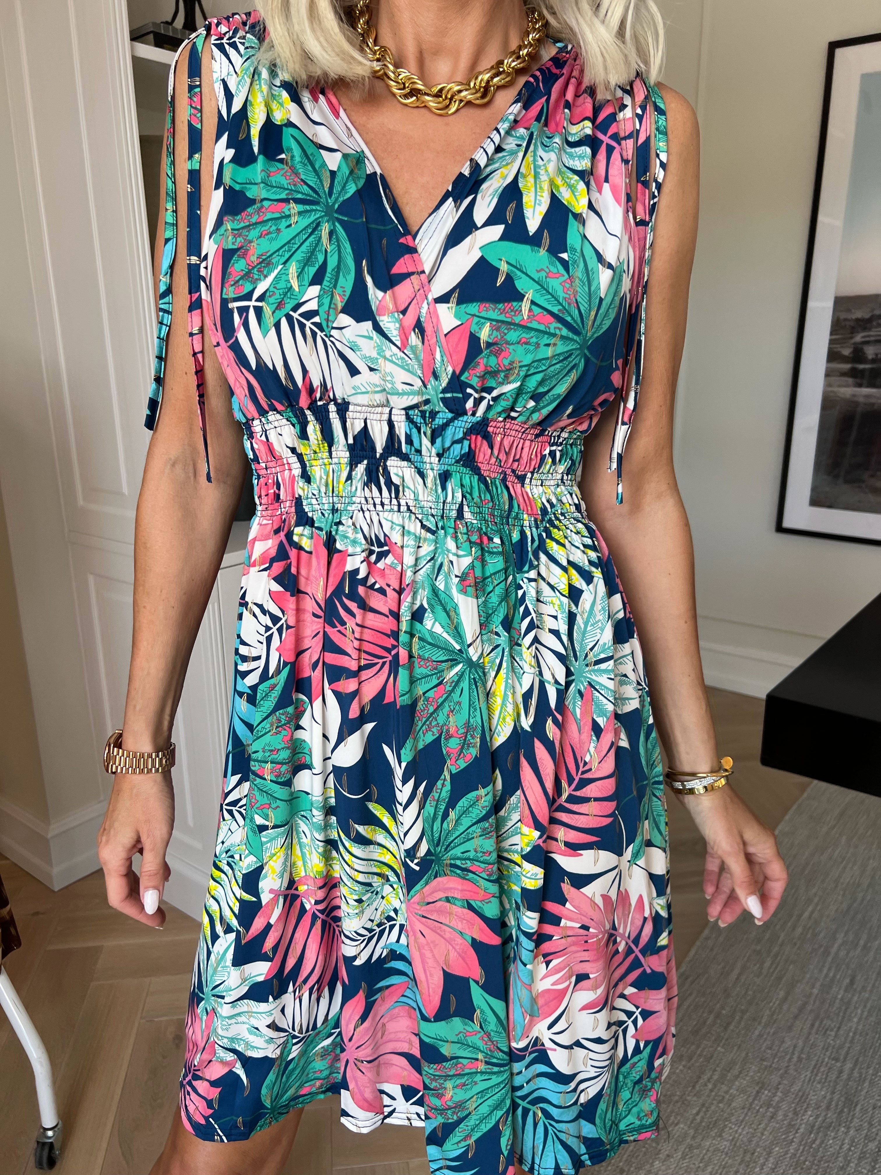 Pams Leaf Short - Kort plus size kjole med bladmotiver og guld detaljer